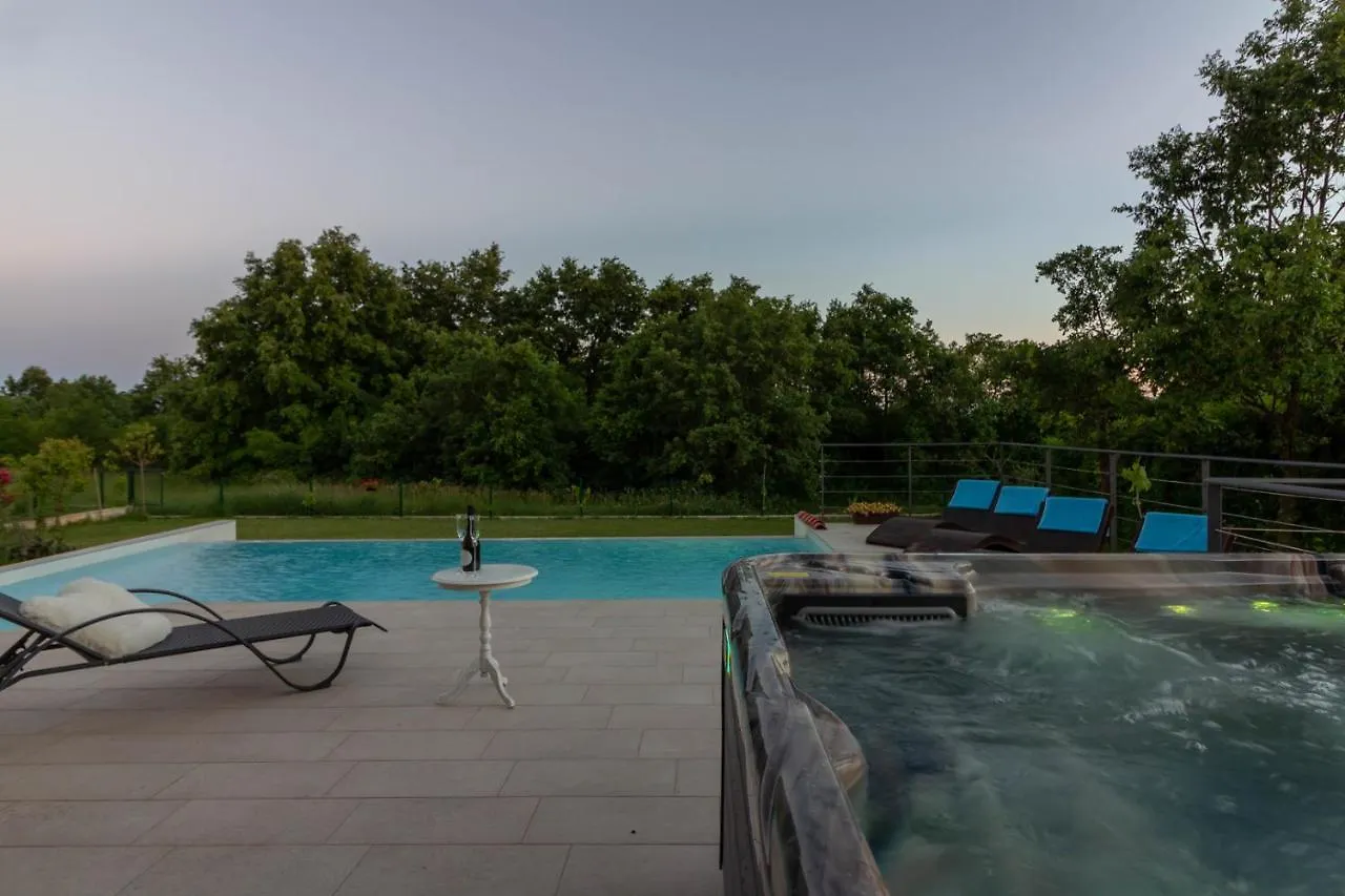 Cozy Villa Limone With Private Pool And Jacuzzi Near Pula Svetvincenat