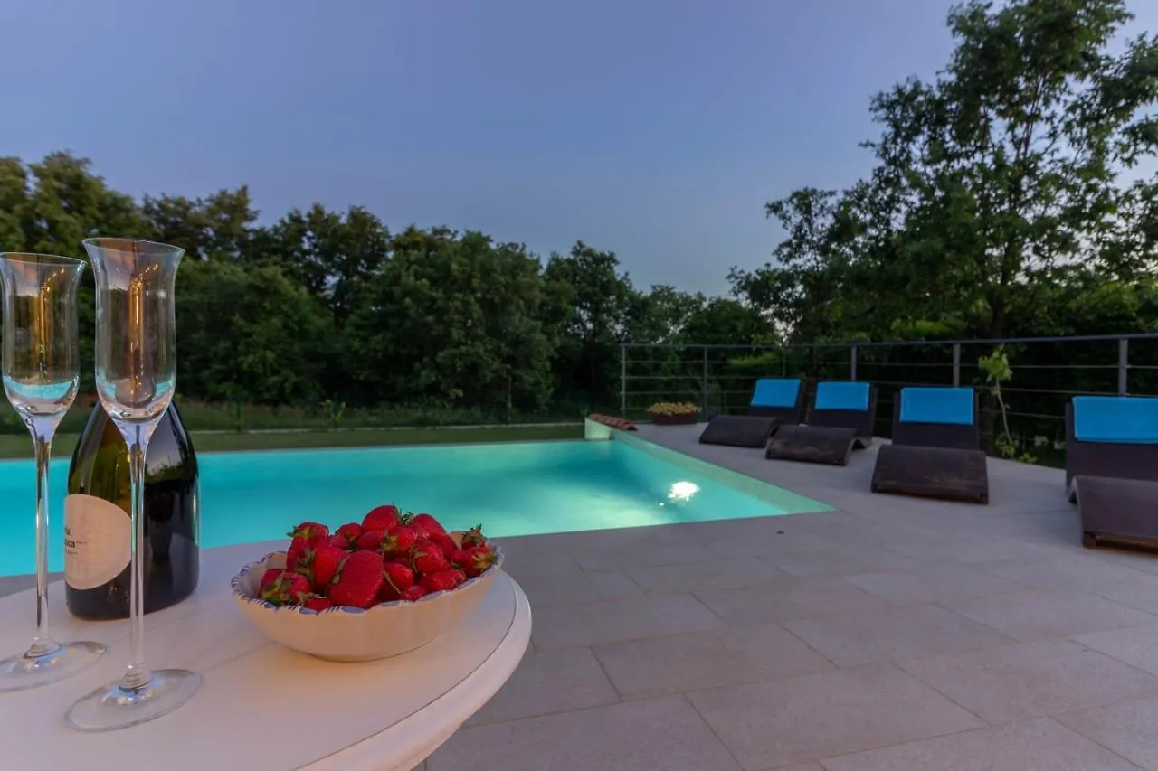 Cozy Villa Limone With Private Pool And Jacuzzi Near Pula Svetvincenat