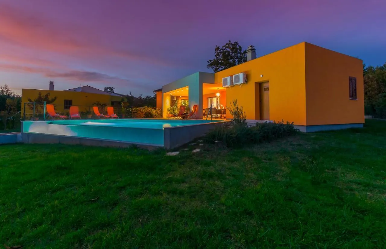 Cozy Villa Limone With Private Pool And Jacuzzi Near Pula Svetvincenat