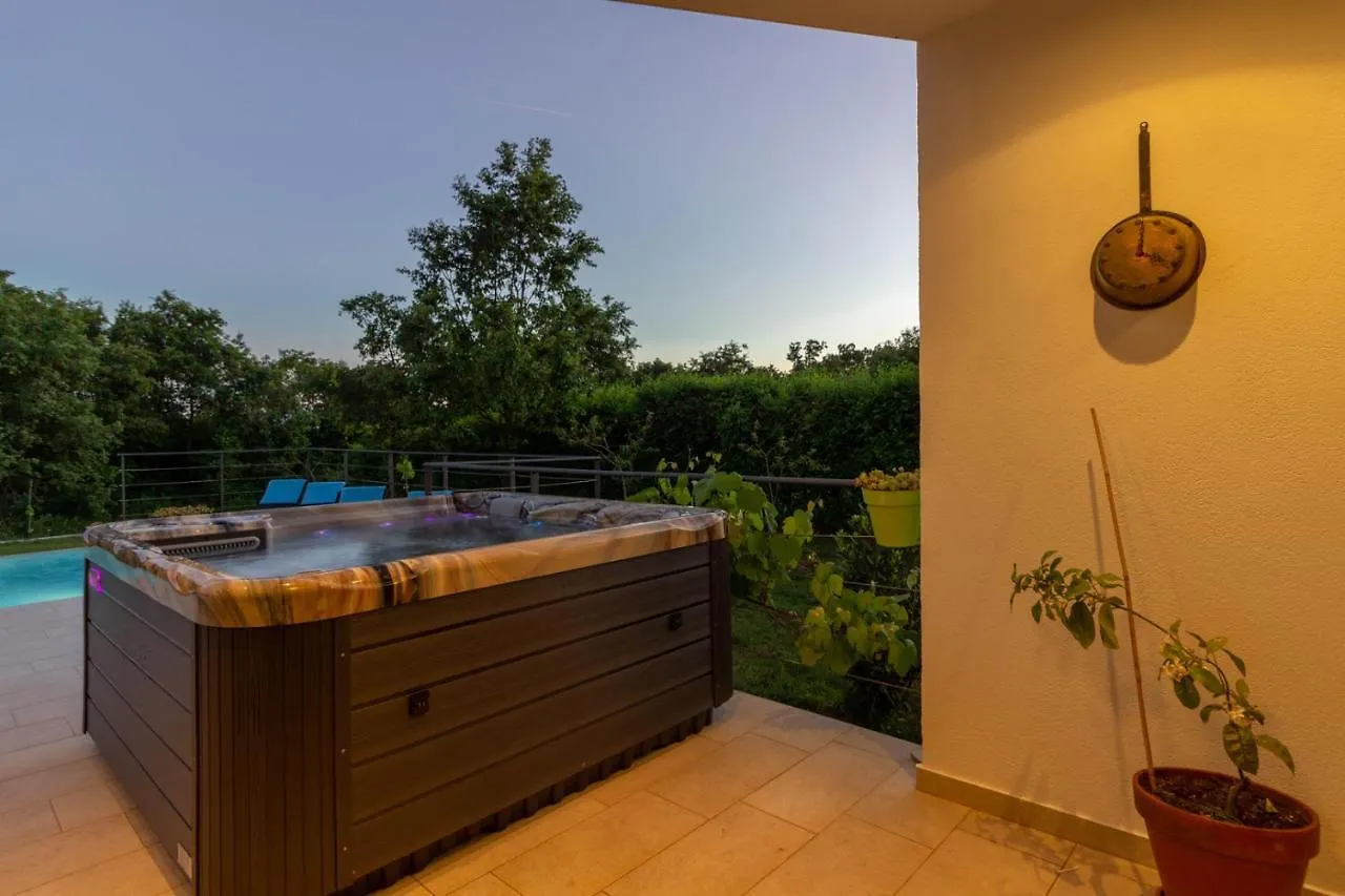 Cozy Villa Limone With Private Pool And Jacuzzi Near Pula Svetvincenat
