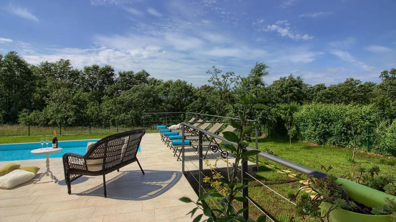 Cozy Villa Limone With Private Pool And Jacuzzi Near Pula Svetvincenat